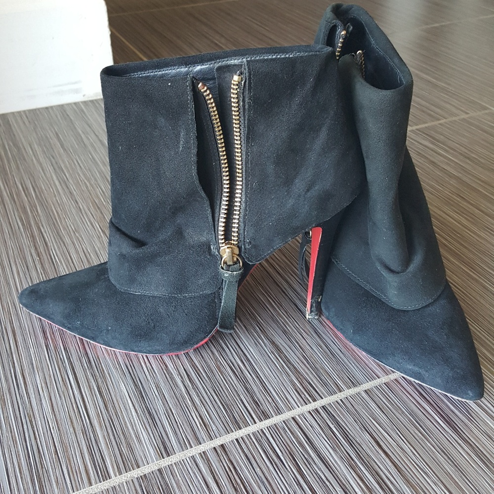 Alice & Olivia black suede side zip ankle boots